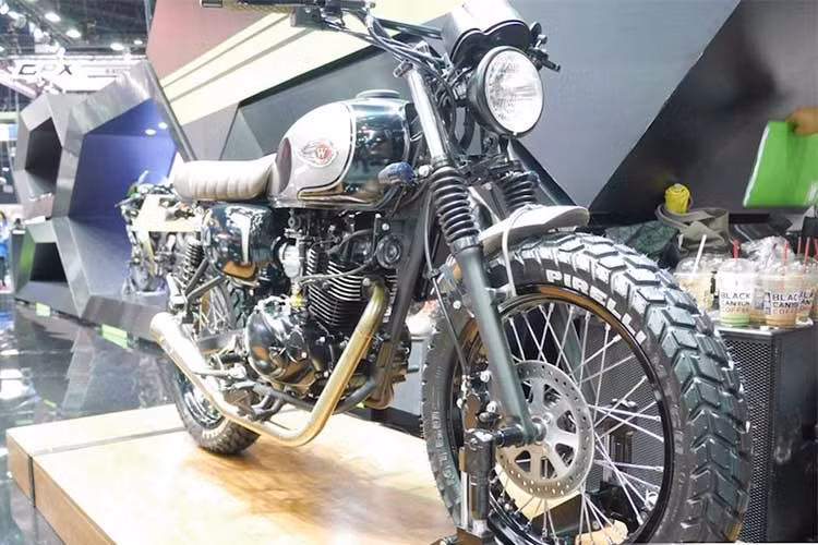 Tại triển lãm Thailand Motor Expo 2017 vừa diễn ra, hãng xe máy Kawasaki đã chính thức ra mắt mẫu xe hoài cổ W175 tại thị trường này. Để quảng bá cho chiếc xe, hãng đã nhờ tới xưởng độ nổi tiếng Thái Lan Zeus Custom tạo ra 2 bản độ từ xe môtô Kawasaki W175.