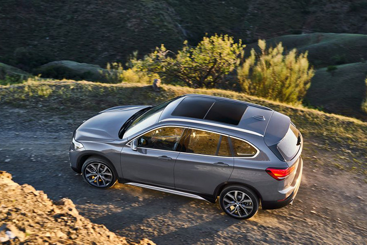 Bước sang phiên bản nâng cấp, BMW X1 thế hệ mới đã được thay đổi nhẹ trong thiết kế ngoại thất như cản trước với hốc hút gió lớn hơn, đèn sương mù mới, lưới tản nhiệt hình quả thận đôi và cụm đèn pha cải tiến.