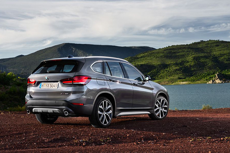 BMW X1 2020 về Việt Nam sẽ được trang bị lốp run-flat tiêu chuẩn, gương chiếu hậu trong/ngoài chống chói, gương chiếu hậu chỉnh/gập điện, công nghệ chọn chế độ lái Driving Experience Control và hệ thống hỗ trợ ôm cua linh hoạt Performance Control.