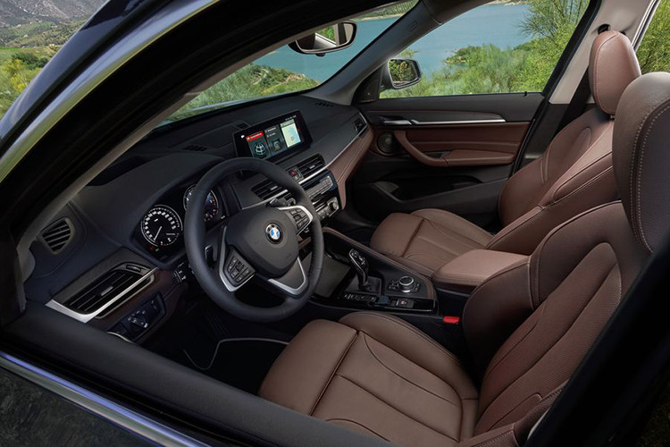 Bên trong BMW X1 2020 mới cũng có một số chi tiết mới như cần số, hệ thống thông tin giải trí với màn hình 8,8 inch hoặc 10,25 inch, chỉ khâu tương phản trên mặt táp-lô và thảm sàn.
