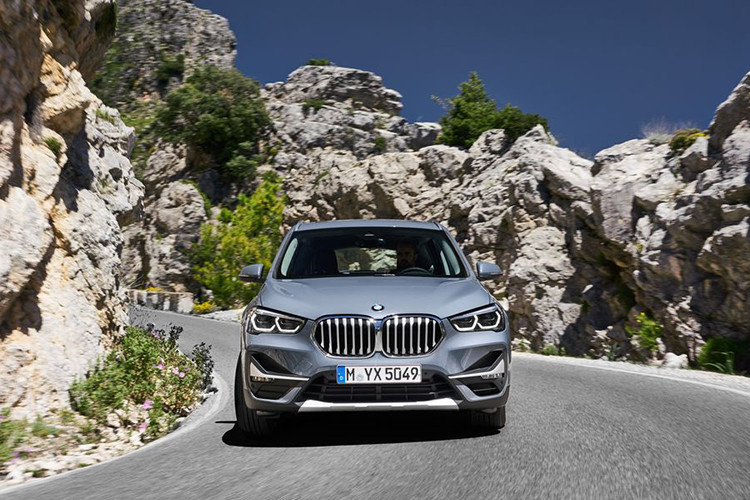 Tương tự đầu xe, ở phía sau, BMW X1 2020 cũng được bổ sung cản va và đèn hậu mới. Thêm vào đó là đầu ống xả được tăng kích thước cùng 3 màu sơn mới là be Jucaro Beige, xanh dương Misano Blue và xám Storm Bay.