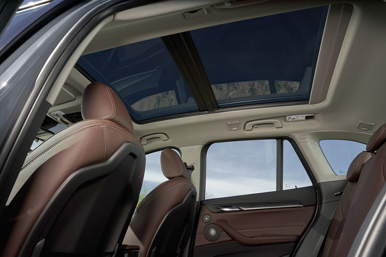 Về an toàn, BMW X1 sDrive18i xLine 2020 tại Việt Nam có túi khí trước, túi khí bên hông trước, túi khí rèm, hệ thống kiểm soát hành trình Cruise Control, hệ thống ổn định thân xe điện tử, hệ thống hỗ trợ xuống dốc và hỗ trợ đỗ xe tích hợp camera lùi.