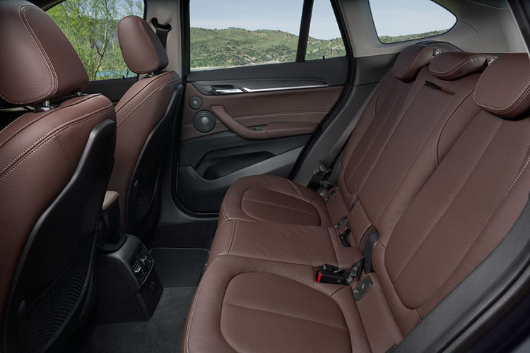 BMW X1 2020 tại Việt Nam chỉ có 1 phiên bản duy nhất là sDrive18i xLine LCI, được trang bị động cơ xăng 3 xi-lanh, tăng áp TwinPower Turbo, dung tích 1,5 lít.