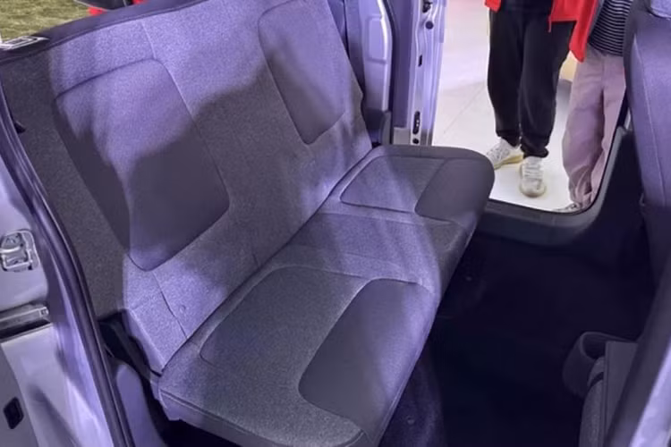 Zhiguang EV được trang bị mô tơ điện gắn trục sau với công suất 40 mã lực, đi kèm cụm pin 17,6 kWh. Tốc đội tối đa mà mẫu xe điện này có thể đạt được là 100 km/h. Cổng sạc chậm phía trước hỗ trợ xả ngoài AC 220V lên tới tối đa 3,3 KW. Xe cũng được trang bị sạc nhanh DC với công suất lên tới 120W.