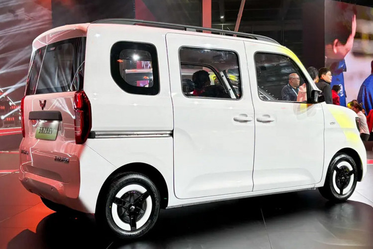 Được định vị ở phân khúc giá rẻ, Zhiguang chỉ có các trang bị cơ bản. Bù lại, xe có khả năng tùy biến cao khi có sẵn 20 lỗ lắp ren tiêu chuẩn M6, hỗ trợ lắp đặt các phụ kiện mở rộng phổ biến như ngăn lưu trữ và giá đỡ vị trí.