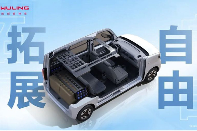 Bên trong nội thất, xe có bảng điều khiển trung tâm LCD duy nhất và các nút điều khiển vật lý để điều chỉnh điều hòa và hệ thống loa. Vô lăng hai chấu không có nút bấm. Ngoài ra, xe còn có núm xoay chuyển số, nút bấm cửa sổ chỉnh điện và phanh tay.