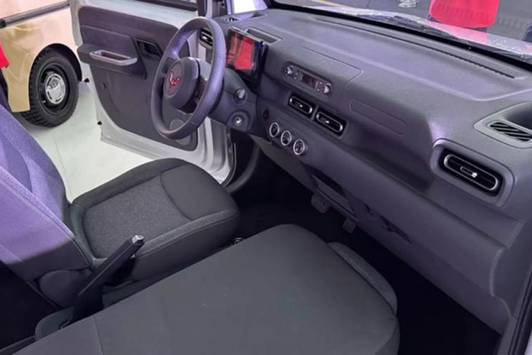 Hàng ghế phía sau có thể gập ra thành sàn phẳng, với không gian đủ lớn để một người có thể ngủ khi cần. Cốp xe có thể tích 527 lít và tăng lên 1.117 lít khi gập hàng ghế thứ hai xuống. Ngoài ra, xe còn có giá để hành lý gắn trên nóc.