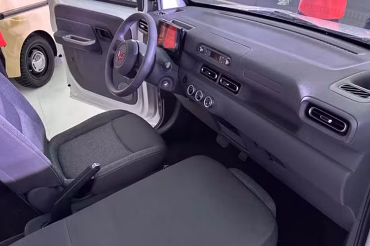 Hàng ghế phía sau có thể gập ra thành sàn phẳng, với không gian đủ lớn để một người có thể ngủ khi cần. Cốp xe có thể tích 527 lít và tăng lên 1.117 lít khi gập hàng ghế thứ hai xuống. Ngoài ra, xe còn có giá để hành lý gắn trên nóc.