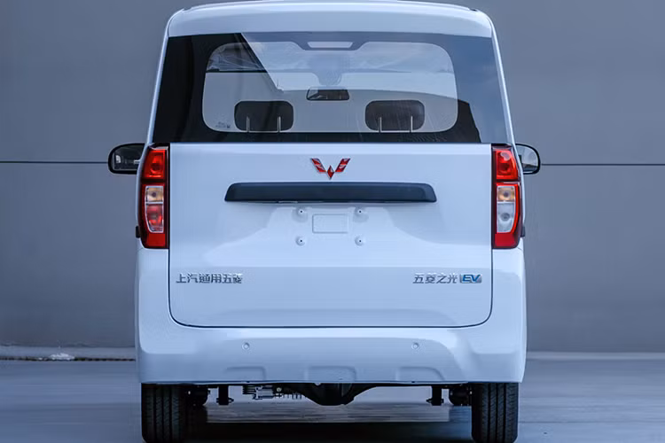 Wuling cho biết trong tương lai mẫu xe này sẽ có thêm tính năng hoán đổi pin thông qua mạng lưới Evogo của CATL. Thiết bị này sử dụng pin dạng nhỏ, mỗi pin có công suất 26,5 kWh giúp chiếc xe có thể đi được quãng đường khoảng 200 km.
