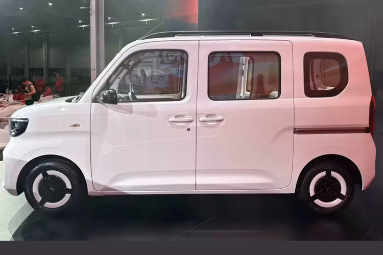 Cụ thể, mẫu xe điện Wuling Zhiguang EV 2025 có số đo dài x rộng x cao lần lượt là 3685 x 1530 x 1750 mm, đi kèm chiều dài cơ sở 2600 mm. So với Mini EV, mẫu xe này có chiều dài lớn hơn 705 mm.
