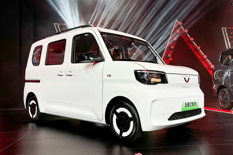 Thương hiệu Wuling của Trung Quốc vừa công bố thông số chi tiết về chiếc xe điện cỡ nhỏ có tên Wuling Zhiguang EV 2025 mới. Đây là mẫu xe điện có thiết kế tương tự Hongguang Mini EV đang bán tại Việt Nam nhưng có kích thước lớn hơn.