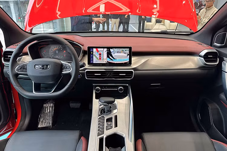 Thế nhưng, chỉ sau thời gian ngắn có mặt tại Việt Nam, Geely Coolray đã phải giảm giá để duy trì sức hút. Theo công bố từ nhà phân phối, từ 01/04 - 30/04/2025, khách hàng mua bất cứ phiên bản nào của Coolray đều được hỗ trợ 50% lệ phí trước bạ.