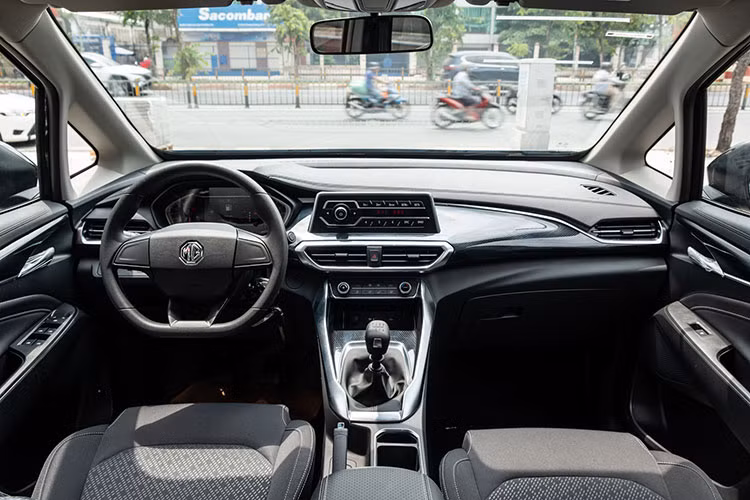 Do đó, mua xe MG G50 tại thời điểm này, khách hàng chỉ cần chi khoản tiền 539-724 triệu đồng là đã có thể đưa xe về nhà. Trong bối cảnh toàn thị trường đang tập trung đẩy hàng tồn kho, những mẫu xe mới ra mắt cũng bị cuốn theo và, việc các mẫu xe Trung Quốc giảm giá là điều tất yếu.