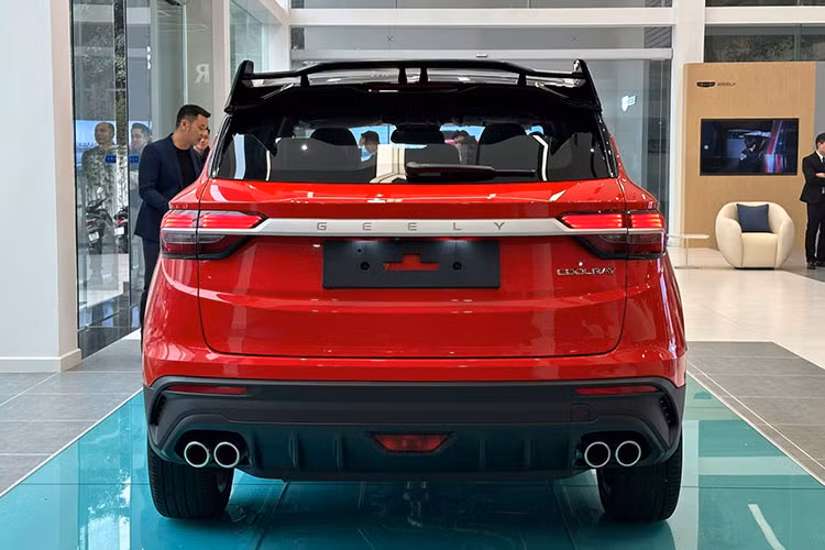 Mẫu SUV cỡ B của Geely được phân phối tại Việt Nam theo diện nhập khẩu nguyên chiếc từ Malaysia gồm 3 phiên bản: Standard giá 538 triệu đồng, Premium giá 578 triệu đồng và Flagship giá 628 triệu đồng. Sau khi áp dụng chính sách hỗ trợ 50% lệ phí trước bạ, giá lăn bánh xe Geely Coolray giảm thêm 32,28 - 37,68 triệu đồng.