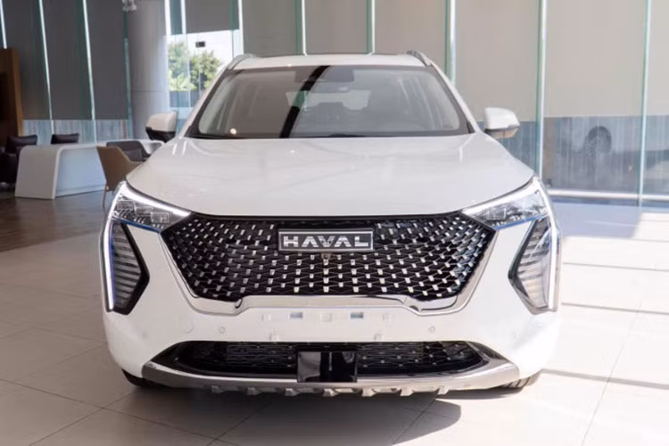  Haval Jolion giảm 30-36 triệu đồng Trong số loạt ôtô Trung Quốc đại hạ giá, đầu tiên phải kể đến Haval Jolion mới gia nhập cuộc đua phân khúc SUV cỡ B tại Việt Nam hồi tháng 3/2025 với 2 phiên bản Pro và Ultra. Bảng giá xe Haval Jolion dao động từ 669-719 triệu đồng. 