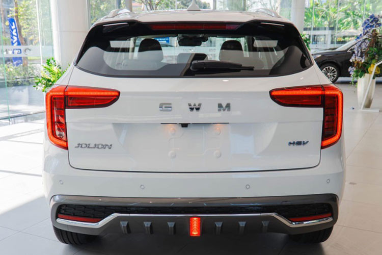 Song song với việc giúp Haval Jolion dễ dàng tiếp cận khách hàng, Haval cũng tung ưu đãi hấp dẫn cho dòng sản phẩm khác là H6. Mua xe Haval H6 tại thời điểm này, khách hàng sẽ được hỗ trợ 100% lệ phí trước bạ.