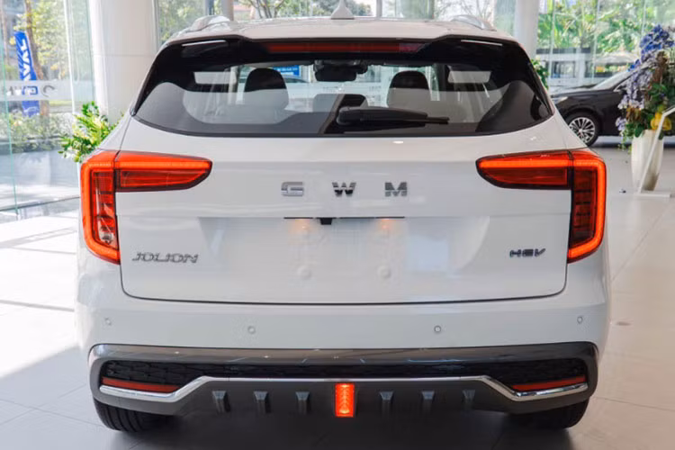 Song song với việc giúp Haval Jolion dễ dàng tiếp cận khách hàng, Haval cũng tung ưu đãi hấp dẫn cho dòng sản phẩm khác là H6. Mua xe Haval H6 tại thời điểm này, khách hàng sẽ được hỗ trợ 100% lệ phí trước bạ. 