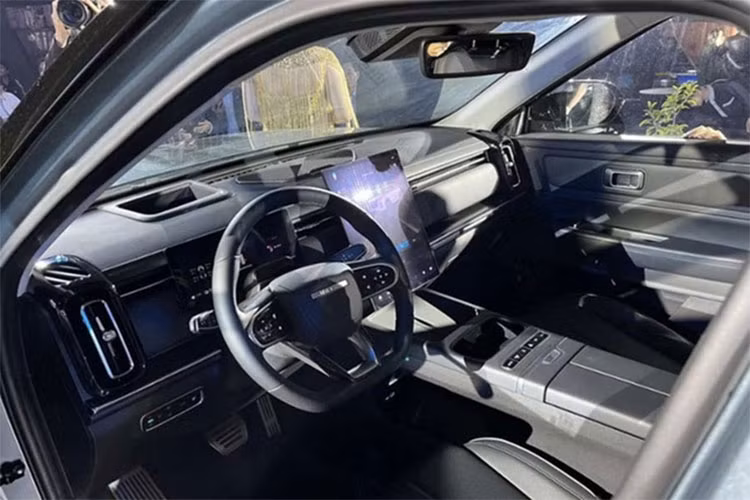 Dù là mẫu xe đầu tiền trong phân khúc crossover cỡ C sử dụng công nghệ plug-in hybrid nhưng Jaecoo J7 vẫn phải phải giảm giá để tăng sức hút. Mới đây, Jaecoo J7 PHEV đã được hãng điều chỉnh giảm 30 triệu, đưa giá niêm yết về còn 969 triệu đồng.