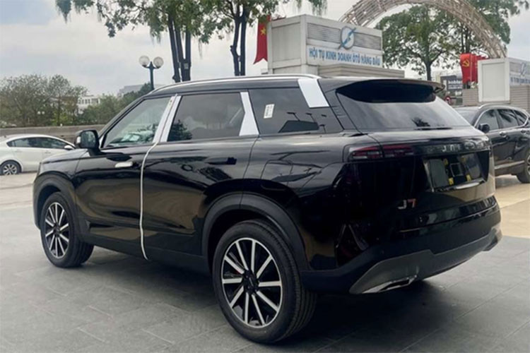 Ngoài ra, khách mua xe còn được khuyến mãi 10 năm đổ xăng miễn phí cho 777 khách hàng đầu tiên ký hợp đồng đặt cọc từ nay đến hết ngày 31/7/2025, tương đương số tiền 90 triệu đồng, trừ thẳng vào giá xe. Nhờ đó, giá thực tế của mẫu xe này chỉ còn 879 triệu đồng.