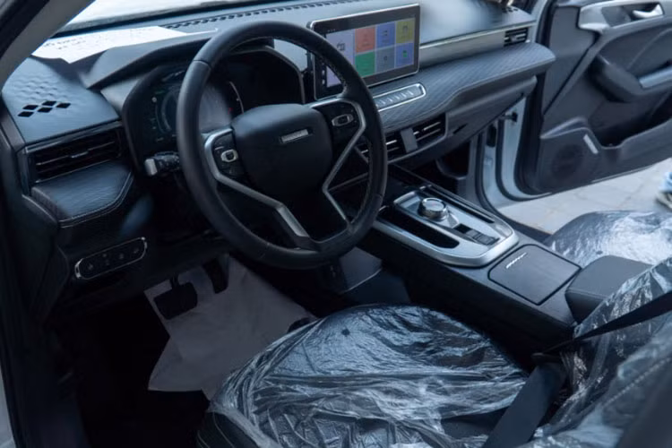 Sau hơn 1 tháng ra mắt thị trường Việt, Haval Jolion cũng hòa vào cuộc đua giảm giá ôtô Trung Quốc. Nguồn tin từ đại lý cho thấy, Haval Jolion đang được chào bán với mức giảm 30 triệu đồng đối với bản Pro. Riêng bản Ultra được đại lý áp dụng chính sách hỗ trợ 50% lệ phí trước bạ (tương đương 36 triệu đồng tiền mặt).