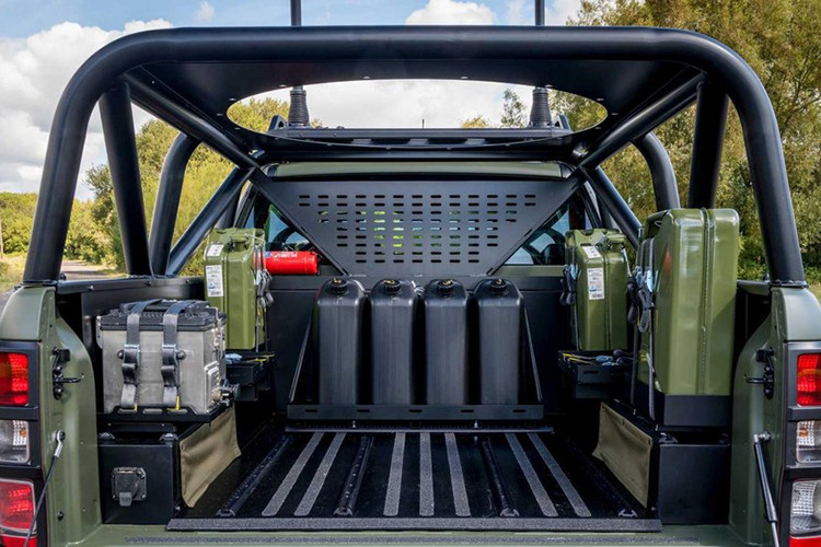 Chiếc bán tải Ford Ranger độ khủng trong bài viết này còn có trang bị một động cơ dầu tăng áp kép EcoBlue dung tích 2.0 lít, động cơ mạnh nhất dành cho phiên bản xe châu Âu. Kết hợp một hộp số 10 cấp, chiếc xe có lực kéo khá cao nhờ có 500 Nm mô-men xoắn cực đại.