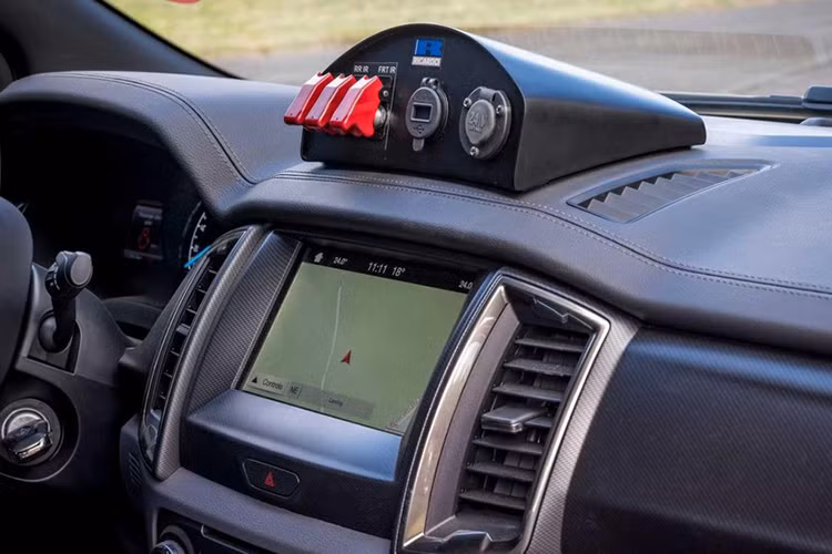 Bên cạnh đó, nhà sản xuất còn lắp thêm nhiều món đồ hấp dẫn cho Ricardo Ford Ranger 2019 như ghế ngồi 4 điểm, bảo vệ EMC, một hệ thống điện 24 volt, tích hợp C4i, và lốp xe đi mọi địa hình.