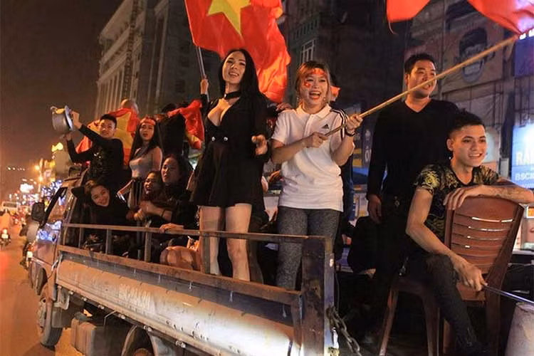 Có một vị trí trên thùng xe tải xuất hiện trên phố lúc này để ăn mừng chiến thắng là một điều may mắn đối với nhiều cổ động viên Việt Nam.