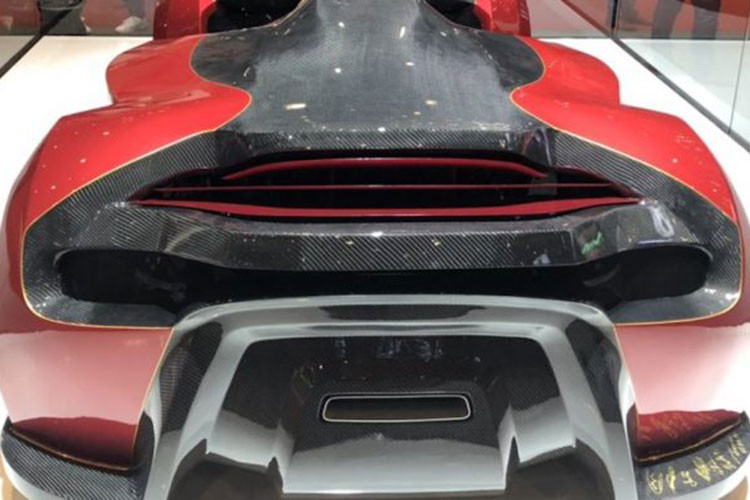 Trên phương diện hiệu suất vận hành, công ty gốc Slovakia đã đưa ra một thông báo rất táo bạo. Cụ thể, chiếc xe có thể gia tốc từ 0-100 km/h trong 2,5 giây và đạt tốc độ tối đa 350 km/h ngang ngửa với siêu xe Lamborghini Aventador. Tuy nhiên với thiết kế không có khoang lái đóng kín, các con số này không có vẻ an toàn.