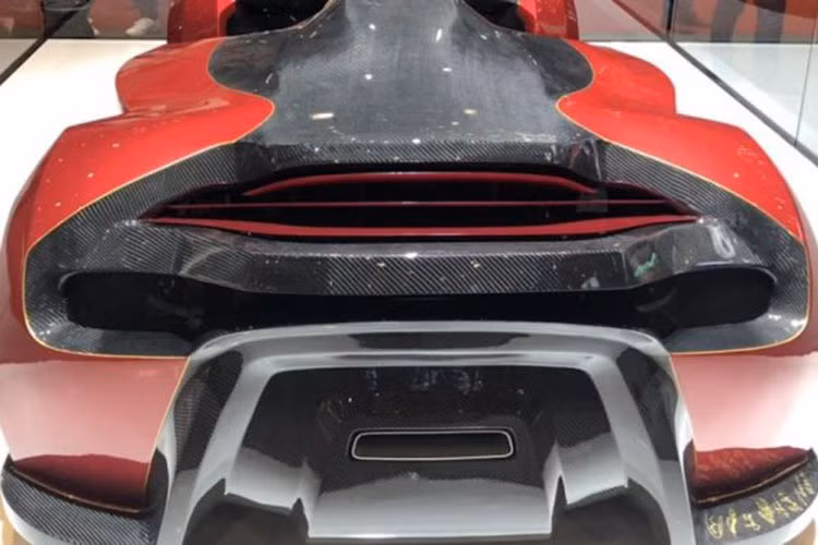 Trên phương diện hiệu suất vận hành, công ty gốc Slovakia đã đưa ra một thông báo rất táo bạo. Cụ thể, chiếc xe có thể gia tốc từ 0-100 km/h trong 2,5 giây và đạt tốc độ tối đa 350 km/h ngang ngửa với siêu xe Lamborghini Aventador. Tuy nhiên với thiết kế không có khoang lái đóng kín, các con số này không có vẻ an toàn.