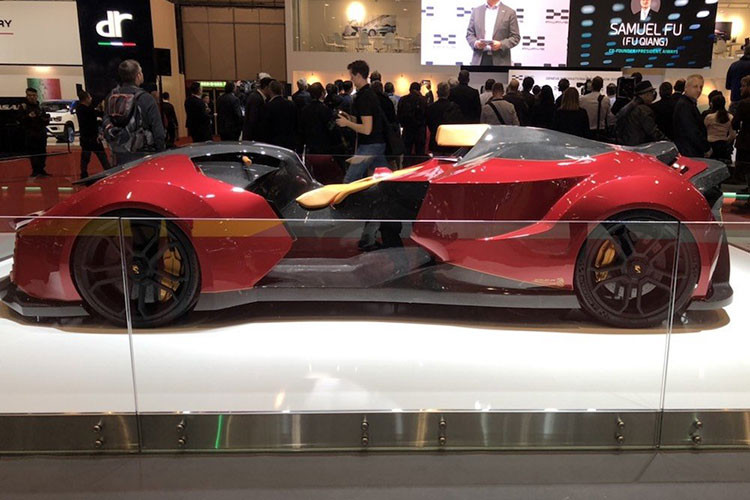 Engler vốn có nguồn gốc ở Slovakia và công ty này đã hé lộ sản phẩm mang tên F.F Superquad tại trung tâm Palexpo của sự kiện năm nay. Không những xe môtô Engler F.F Superquad là một cái tên khác mà bạn sẽ nên bổ sung vào bộ nhớ của mình, mà bản thân chiếc xe này cũng không giống bất cứ thứ gì chúng ta từng thấy trước đây.