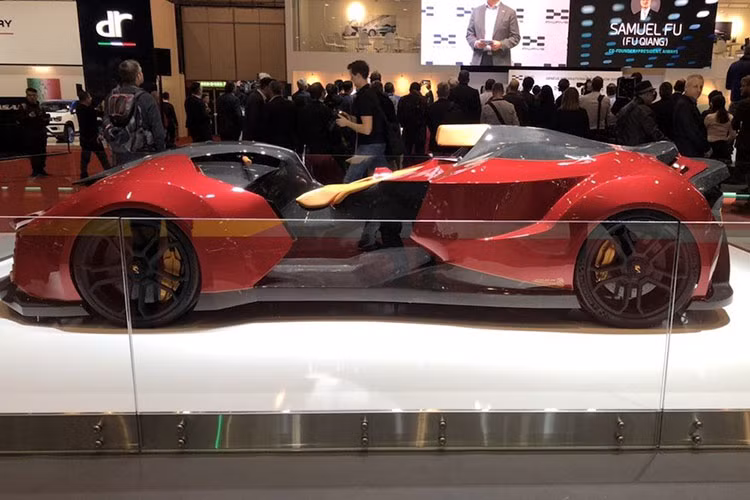 Engler vốn có nguồn gốc ở Slovakia và công ty này đã hé lộ sản phẩm mang tên F.F Superquad tại trung tâm Palexpo của sự kiện năm nay. Không những xe môtô Engler F.F Superquad là một cái tên khác mà bạn sẽ nên bổ sung vào bộ nhớ của mình, mà bản thân chiếc xe này cũng không giống bất cứ thứ gì chúng ta từng thấy trước đây.