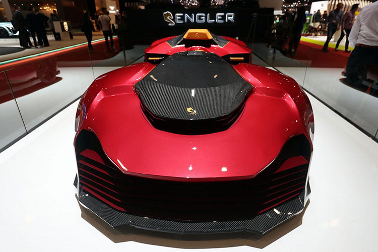 Như cái tên của nó gợi ý, F.F Superquad là một sự hỗn hợp giữa một chiếc siêu xe và một chiếc xe máy 4 bánh. Kết quả là chiếc xe không hề có một khoang lái đóng kín và tài xế chỉ đơn giản là treo lên trung tâm của chiếc xe giống như đối với một chiếc xe máy 4 bánh hoặc môtô thông thường.