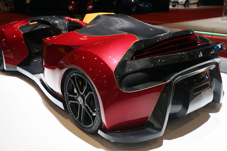 Sự khác biệt duy nhất ở mẫu xe này là thay vì một phương tiện nhỏ gọn mà có thể dễ dàng lượn qua các góc phố, người vận hành phải điều khiển một phương tiện lớn cỡ ôtô nhưng với sức mạnh như siêu xe.