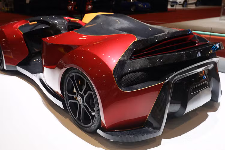 Sự khác biệt duy nhất ở mẫu xe này là thay vì một phương tiện nhỏ gọn mà có thể dễ dàng lượn qua các góc phố, người vận hành phải điều khiển một phương tiện lớn cỡ ôtô nhưng với sức mạnh như siêu xe.