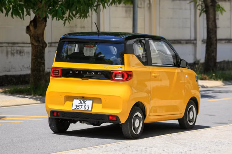Vì có kích thước nhỏ nên Wuling Hongguang Mini EV chỉ được trang bị nội thất 4 chỗ ngồi khá chật hẹp và không có khoang hành lý. Bên trong xe cũng chỉ có ghế bọc nỉ, ghế trước chỉnh 4 hướng, màn hình LCD TFT 7 inch sau vô lăng, kết nối Bluetooth, 2 loa, điều hòa 2 chiều và kính cửa sổ chỉnh điện.