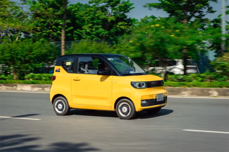 Tùy theo phiên bản, Wuling Hongguang Mini EV sẽ có những trang bị như đèn pha projector, dải đèn LED định vị ban ngày, đèn hậu LED, logo Wuling đi kèm dải trang trí hai bên dạng LED âm, tính năng đèn chờ dẫn đường, đèn sương mù sau và vành 12 inch với lốp 145/70R12. Trong khi đó, VinFast VF3 được trang bị vành 16 inch giúp nâng khoảng sáng gầm lên 191 mm.