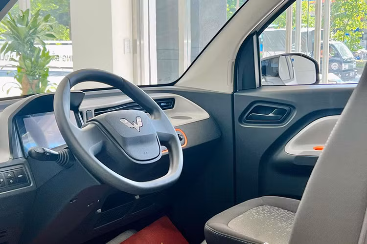 So với VinFast VF3, Wuling Hongguang Mini EV chỉ có lợi thế là giá bán. Tuy nhiên, lợi thế này cũng không thể bù cho việc Wuling Hongguang Mini EV chỉ có thể sạc tại nhà bằng bộ sạc chậm.