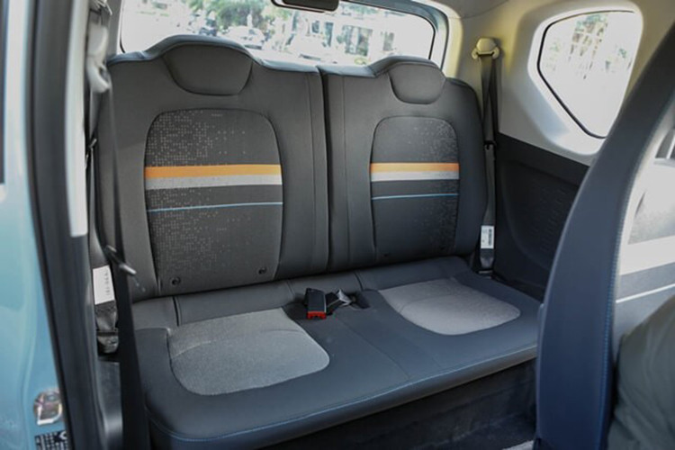 Được lắp ráp tại Việt Nam, Wuling Hongguang Mini EV có kích thước rất nhỏ với chiều dài x rộng x cao lần lượt là 2.920 x 1.493 x 1.621 mm và chiều dài cơ sở 1.940 mm. So với VinFast VF3, mẫu xe Trung Quốc này ngắn hơn 270 mm, hẹp hơn 186 mm và chiều dài cơ sở kém 135 mm.