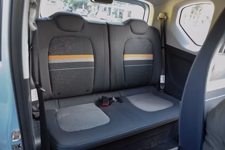 Được lắp ráp tại Việt Nam, Wuling Hongguang Mini EV có kích thước rất nhỏ với chiều dài x rộng x cao lần lượt là 2.920 x 1.493 x 1.621 mm và chiều dài cơ sở 1.940 mm. So với VinFast VF3, mẫu xe Trung Quốc này ngắn hơn 270 mm, hẹp hơn 186 mm và chiều dài cơ sở kém 135 mm.