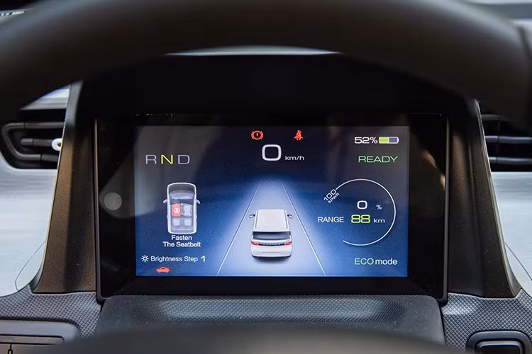 Khác với VinFast VF3, mẫu ôtô điện Trung Quốc này không hỗ trợ sạc nhanh và không có hệ thống trạm sạc phủ khắp toàn quốc. Đây là một bất lợi rất lớn, không chỉ của Wuling Hongguang Mini EV mà còn với ôtô điện của các thương hiệu khác tại Việt Nam. Với người mua ôtô điện, sự tiện lợi trong việc sạc pin là một trong những yếu tố tiên quyết khi lựa chọn xe.