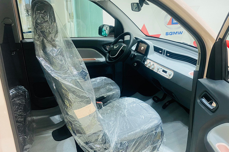 Ngoài ra, trang bị và thông số kỹ thuật của Wuling Hongguang Mini EV cũng thua kém khá nhiều so với VinFast VF3. Mẫu ô tô điện Trung Quốc này sở hữu trang bị khá nghèo nàn và thông số kỹ thuật kém ấn tượng.