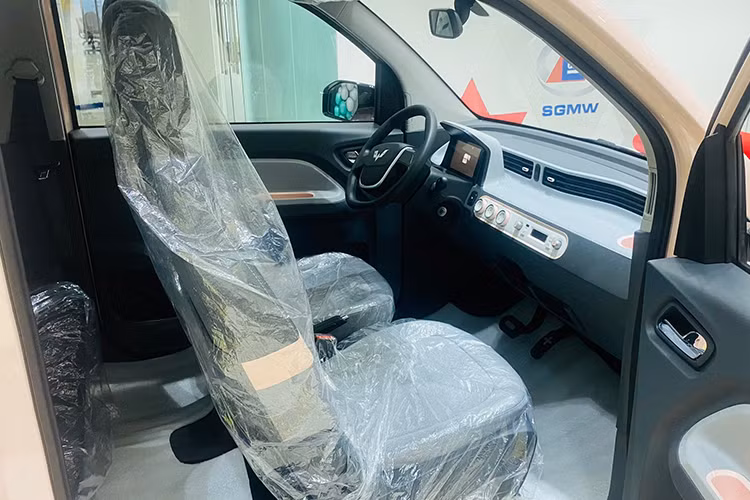 Ngoài ra, trang bị và thông số kỹ thuật của Wuling Hongguang Mini EV cũng thua kém khá nhiều so với VinFast VF3. Mẫu ô tô điện Trung Quốc này sở hữu trang bị khá nghèo nàn và thông số kỹ thuật kém ấn tượng.