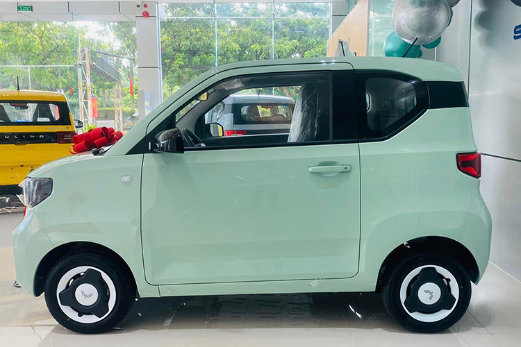 Hiện giá xe Wuling Hongguang Mini EV bản tiêu chuẩn đang được một số đại lý hạ giá xuống chỉ còn 189 triệu đồng. So với mức niêm yết 239 triệu, bản tiêu chuẩn của xe rẻ hơn 50 triệu đồng.