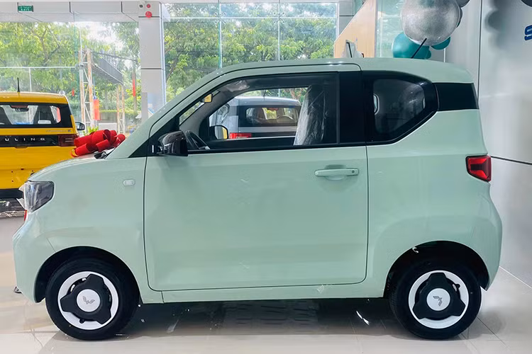 Hiện giá xe Wuling Hongguang Mini EV bản tiêu chuẩn đang được một số đại lý hạ giá xuống chỉ còn 189 triệu đồng. So với mức niêm yết 239 triệu, bản tiêu chuẩn của xe rẻ hơn 50 triệu đồng.
