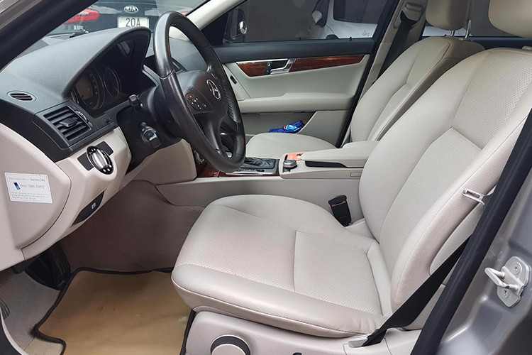 Bên cạnh đó, phụ tùng thay thế cho những chiếc xe sang Mercedes-Benz đời cũ khá đắt khi mua tại hãng. Xe cũ mua phụ tùng bên ngoài có giá thấp hơn, sẵn có nhưng khó đảm bảo nguồn gốc nếu bạn không phải "dân sành sỏi". Giá một món đồ tại hãng bán ra cho xe 2008 hay 2018 cũng tương đương nhau nếu cùng loại.