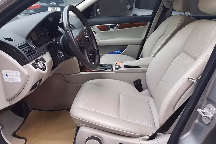 Bên cạnh đó, phụ tùng thay thế cho những chiếc xe sang Mercedes-Benz đời cũ khá đắt khi mua tại hãng. Xe cũ mua phụ tùng bên ngoài có giá thấp hơn, sẵn có nhưng khó đảm bảo nguồn gốc nếu bạn không phải "dân sành sỏi". Giá một món đồ tại hãng bán ra cho xe 2008 hay 2018 cũng tương đương nhau nếu cùng loại.