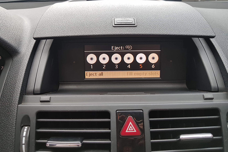 Theo nhiều dân chơi xe, rước khi mua xe Mercedes-Benz C200 cũ cần phải kiểm tra mọi bộ phận không khác gì những mẫu xe khác, từ vỏ, sơn, khung gầm, động cơ, hộp số cho đến lịch sử, tình trạng đâm đụng, ngập nước… Ngoài ra, mua xe Mercedes đời này còn cần để ý đến lốc điều hòa, nếu lốc thay thế không phải hàng xịn hay chuẩn, xe dễ bị nặng tải và ì máy.