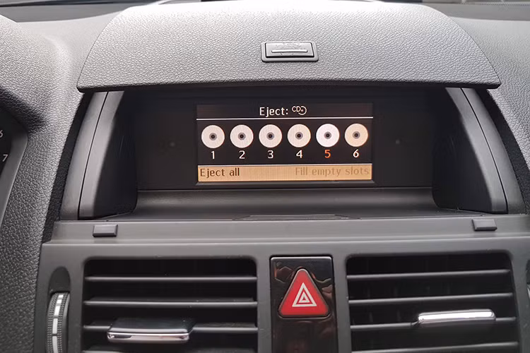 Theo nhiều dân chơi xe, rước khi mua xe Mercedes-Benz C200 cũ cần phải kiểm tra mọi bộ phận không khác gì những mẫu xe khác, từ vỏ, sơn, khung gầm, động cơ, hộp số cho đến lịch sử, tình trạng đâm đụng, ngập nước… Ngoài ra, mua xe Mercedes đời này còn cần để ý đến lốc điều hòa, nếu lốc thay thế không phải hàng xịn hay chuẩn, xe dễ bị nặng tải và ì máy.