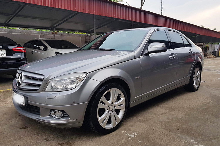 Những chiếc xe sang Mercedes-Benz C-Class đời 2009 hiện đang được rao bán trên thị trường xe C200 cũ với mức giá hơn 400 triệu đồng hiện khá nhiều. Với mức giá bán này nhiều người có thể sở hữu một chiếc Hyundai Grand i10, Vinfast Fadil hay Honda Brio... đời mới nhất.