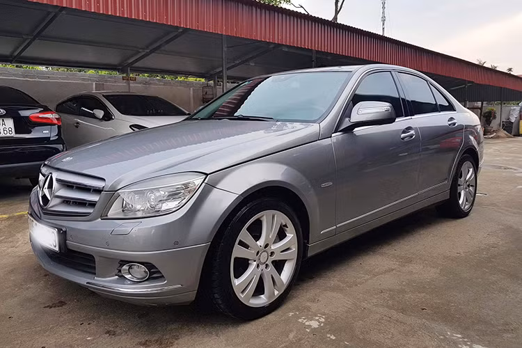 Những chiếc xe sang Mercedes-Benz C-Class đời 2009 hiện đang được rao bán trên thị trường xe C200 cũ với mức giá hơn 400 triệu đồng hiện khá nhiều. Với mức giá bán này nhiều người có thể sở hữu một chiếc Hyundai Grand i10, Vinfast Fadil hay Honda Brio... đời mới nhất.